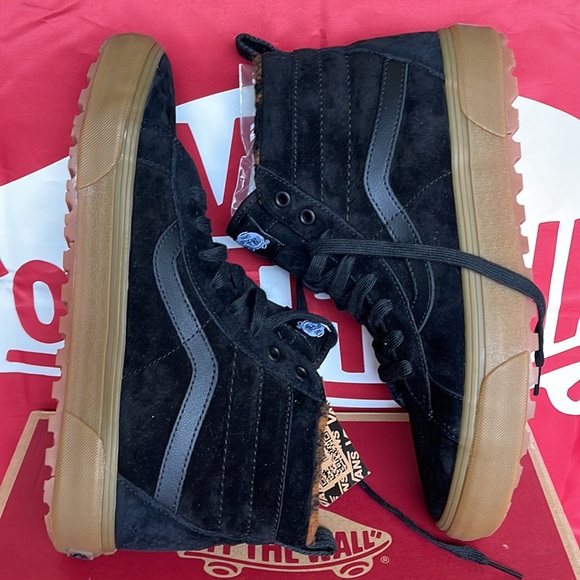 Vans Men’s Sk8-Hi Mte-1
Black/Gum
VN0A5HZYB9M
 boots - sneakers - athletic - Picture 12 of 16